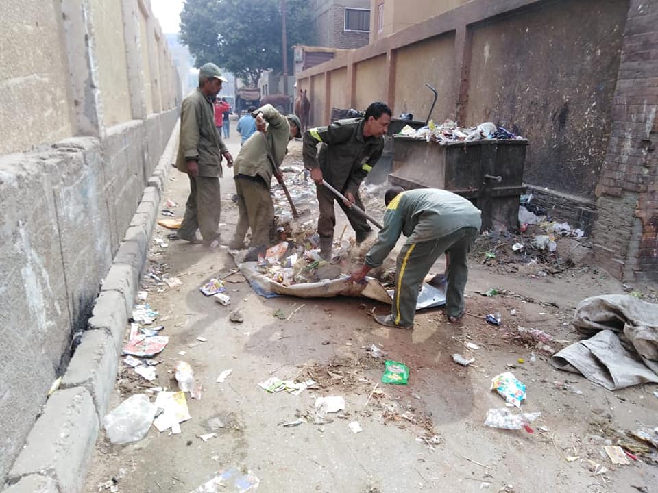 مجلس مدينة الأقصر يواصل حملات النظافة بالشوارع ويرفع ١٠ طن قمامة ومخلفات صلبة (1)