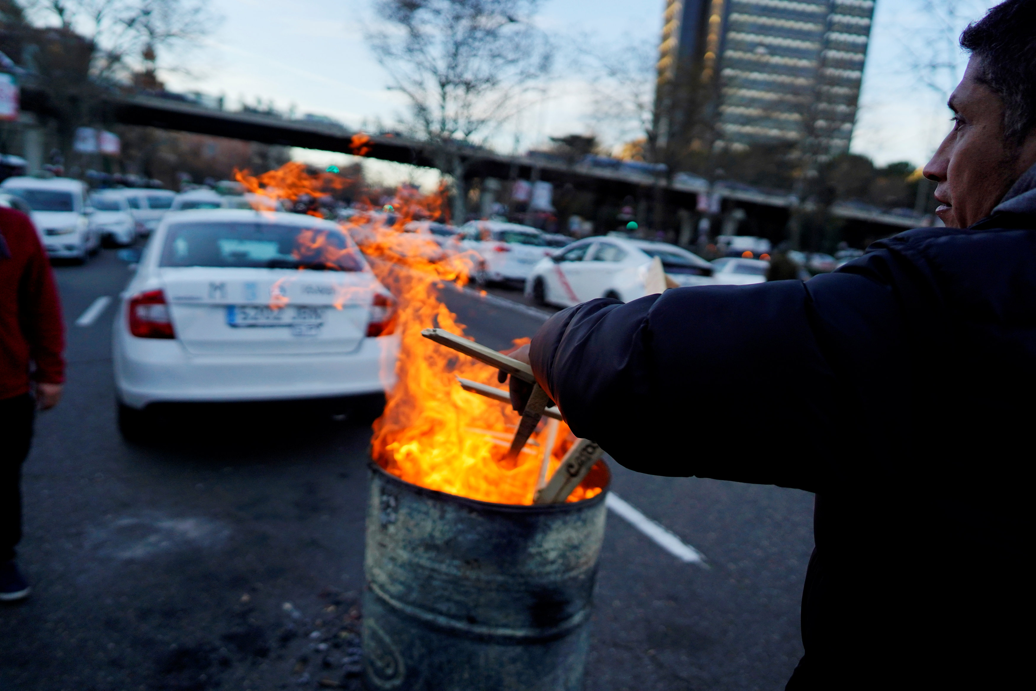 المتظاهرون يحرقون القمامة أمام المعرض السياحى بمدريد