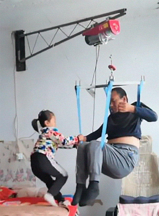 6-year-old-girl-jia-jia-help-paralysed-father-tian-haicheng-china-2-5bb46d8ea45c3__605
