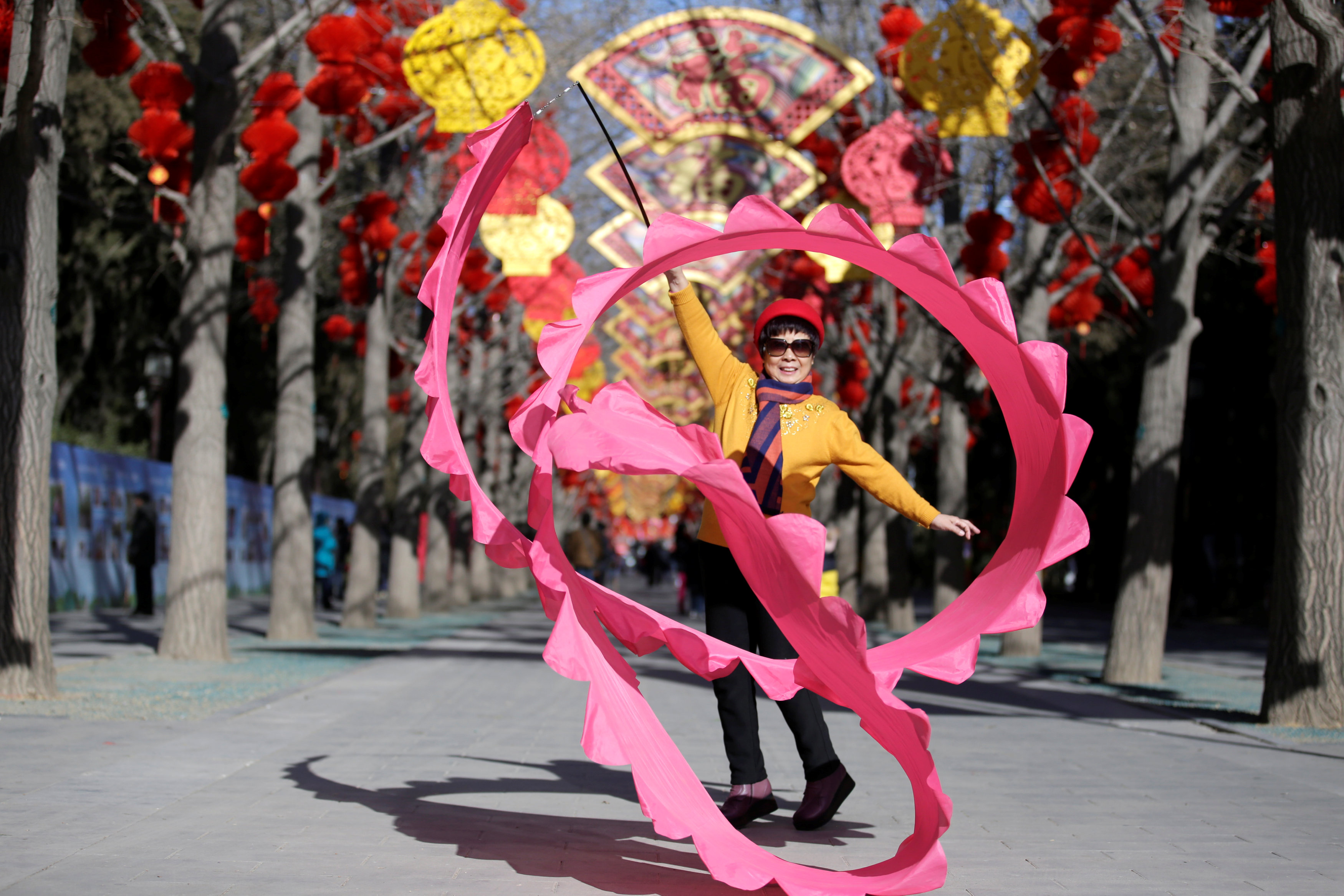 مواطنة تستعد للاحتفال برأس السنة الصينية الجديدة