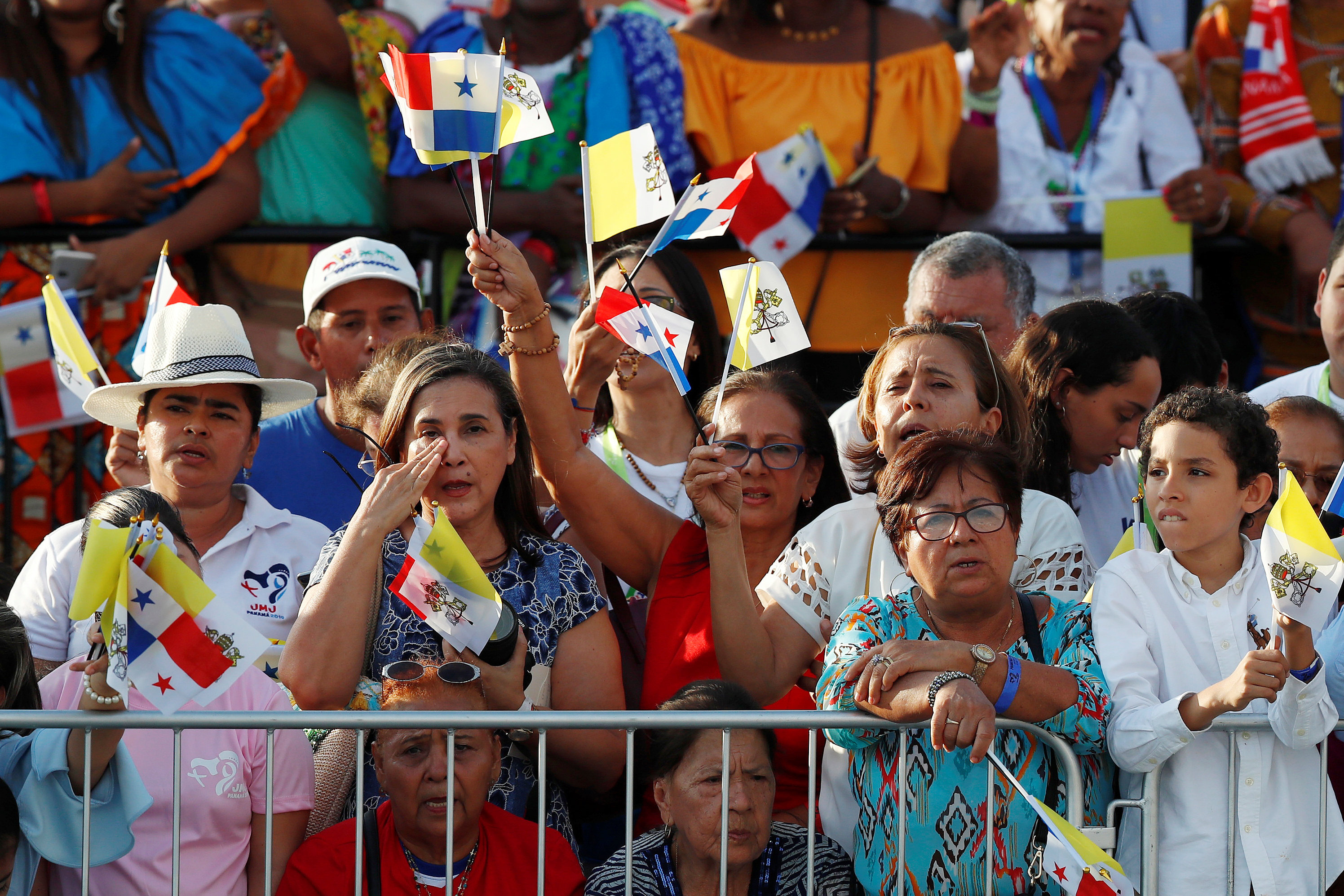 أعلام بنما والفاتيكان يحملها المشاركون فى اليوم العالمى للشباب