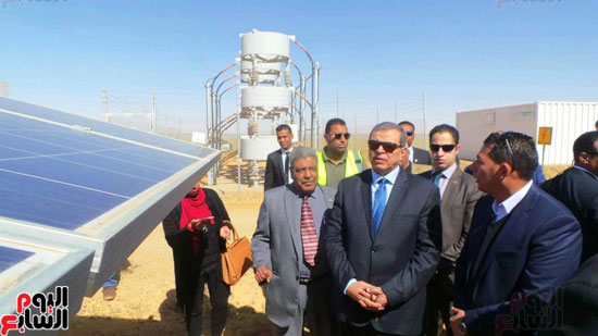وزير القوى العاملة ومحافظ أسوان يتفقدان عمال مشروع الطاقة الشمسية ببنبان (3)