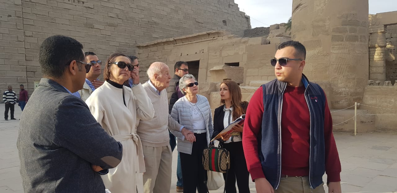 صور.. الرئيس الفرنسى الأسبق يزور آثار الأقصر فى رحلة سياحية  (13)