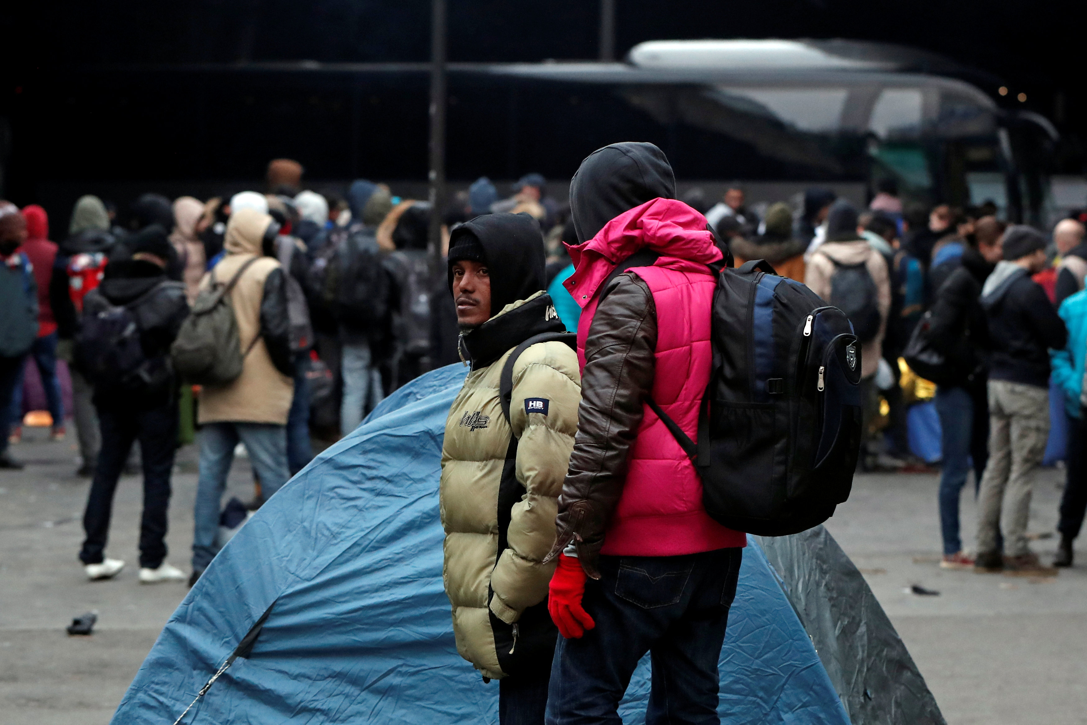 أعداد من اللاجئين يستعدون للانتقال من مخيماتهم