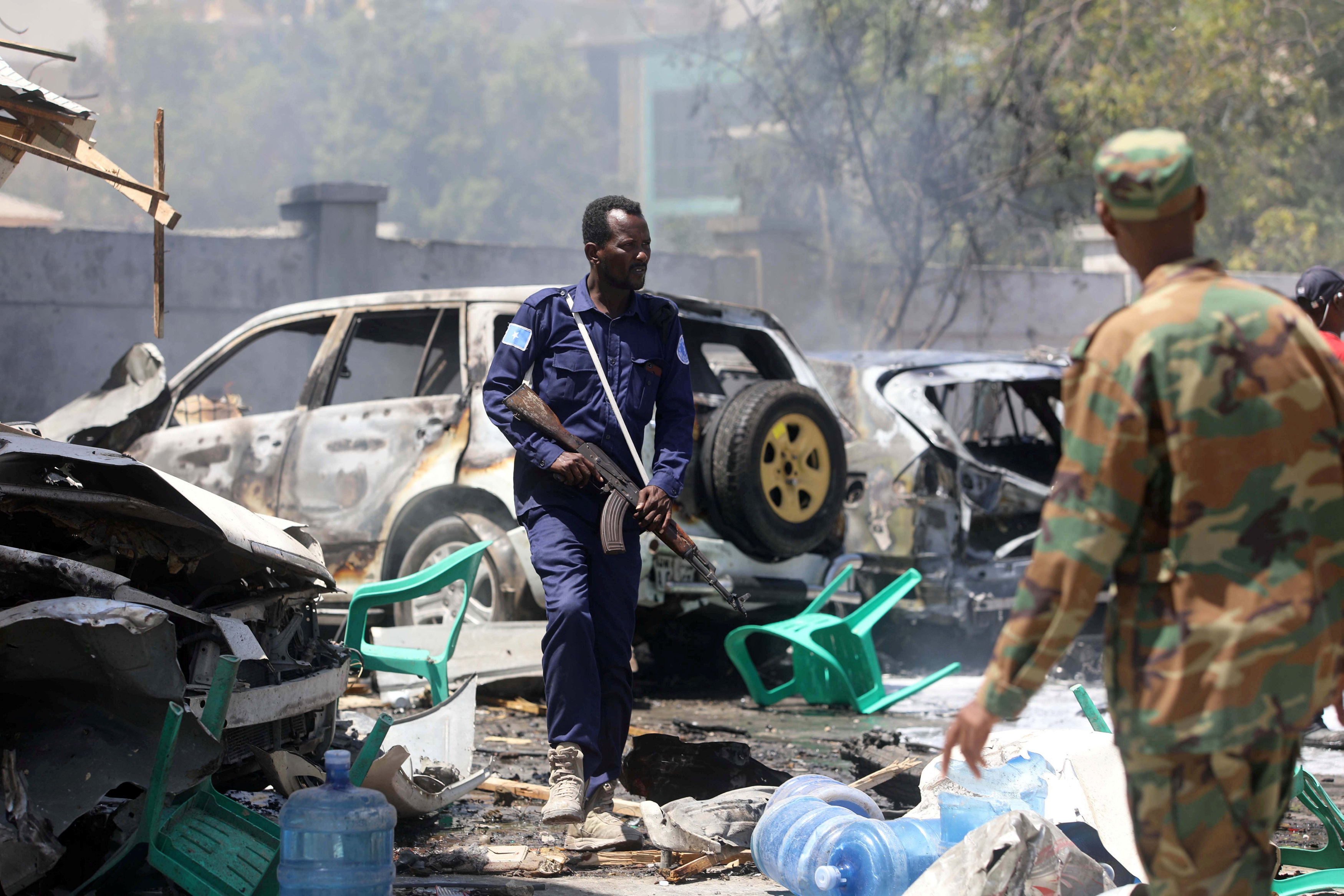 قوات الأمن الصومالية فى موقع الحادث