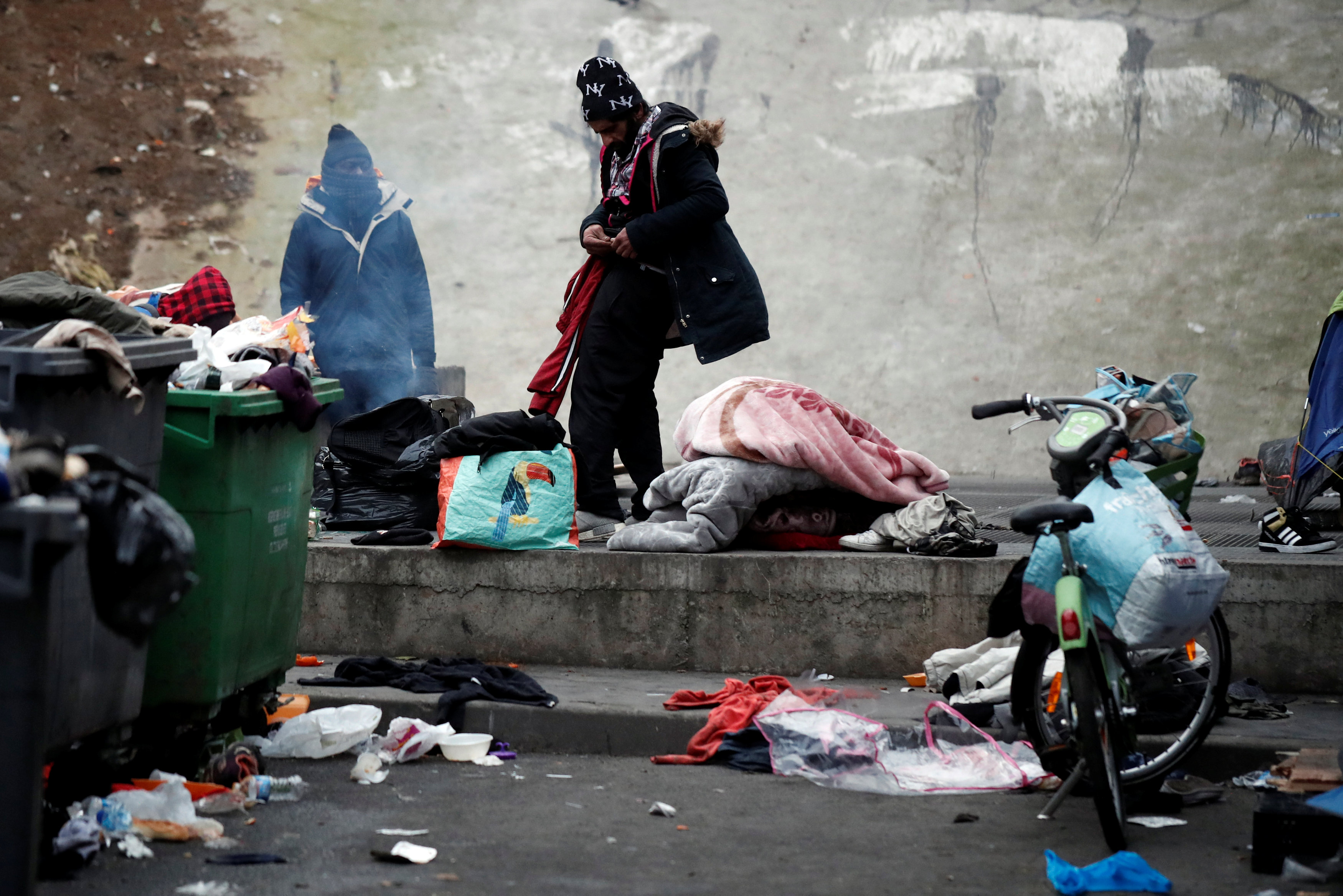 مخلفات اللاجئين تشوه صورة الشارع الباريسى