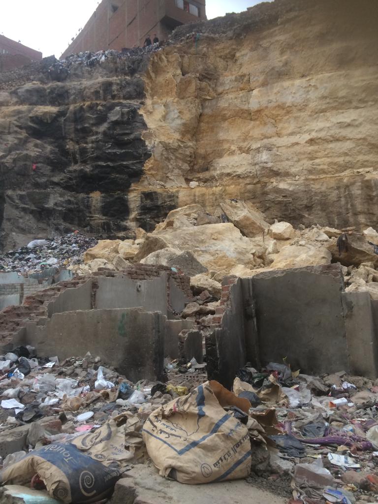 انهيار صخرة فى منشية ناصر