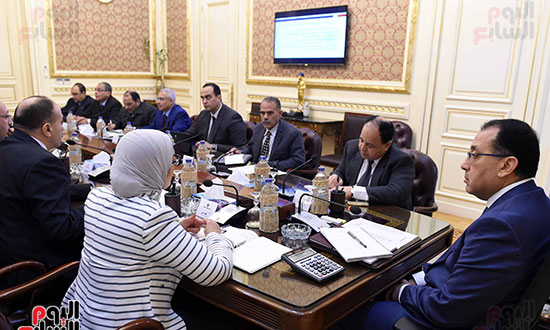 رئيس الوزراء يتابع مع وزيرى المالية والصحة تطبيق التأمين الصحى ببورسعيد (4)
