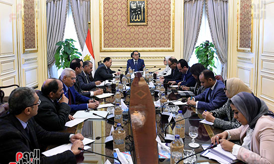 رئيس الوزراء يتابع مع وزيرى المالية والصحة تطبيق التأمين الصحى ببورسعيد (1)