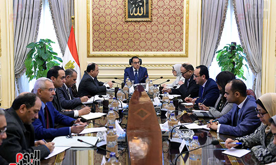 رئيس الوزراء يتابع مع وزيرى المالية والصحة تطبيق التأمين الصحى ببورسعيد (3)