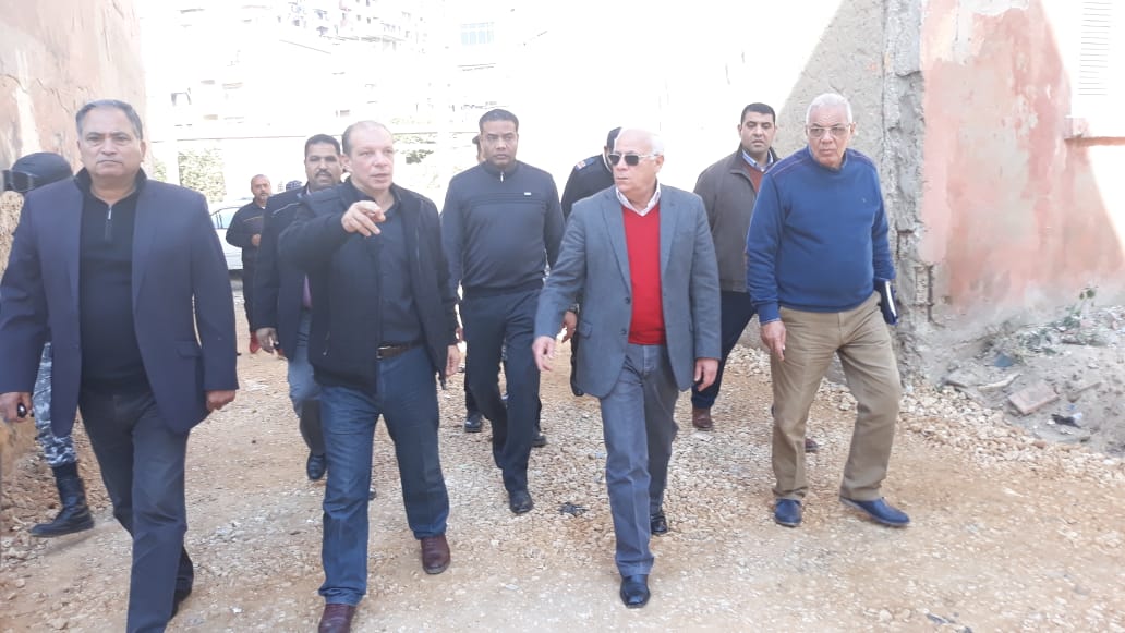 محافظ بورسعيد يتفقد أعمال رصف ورفع كفاءة المنطقة الثالثة (5)