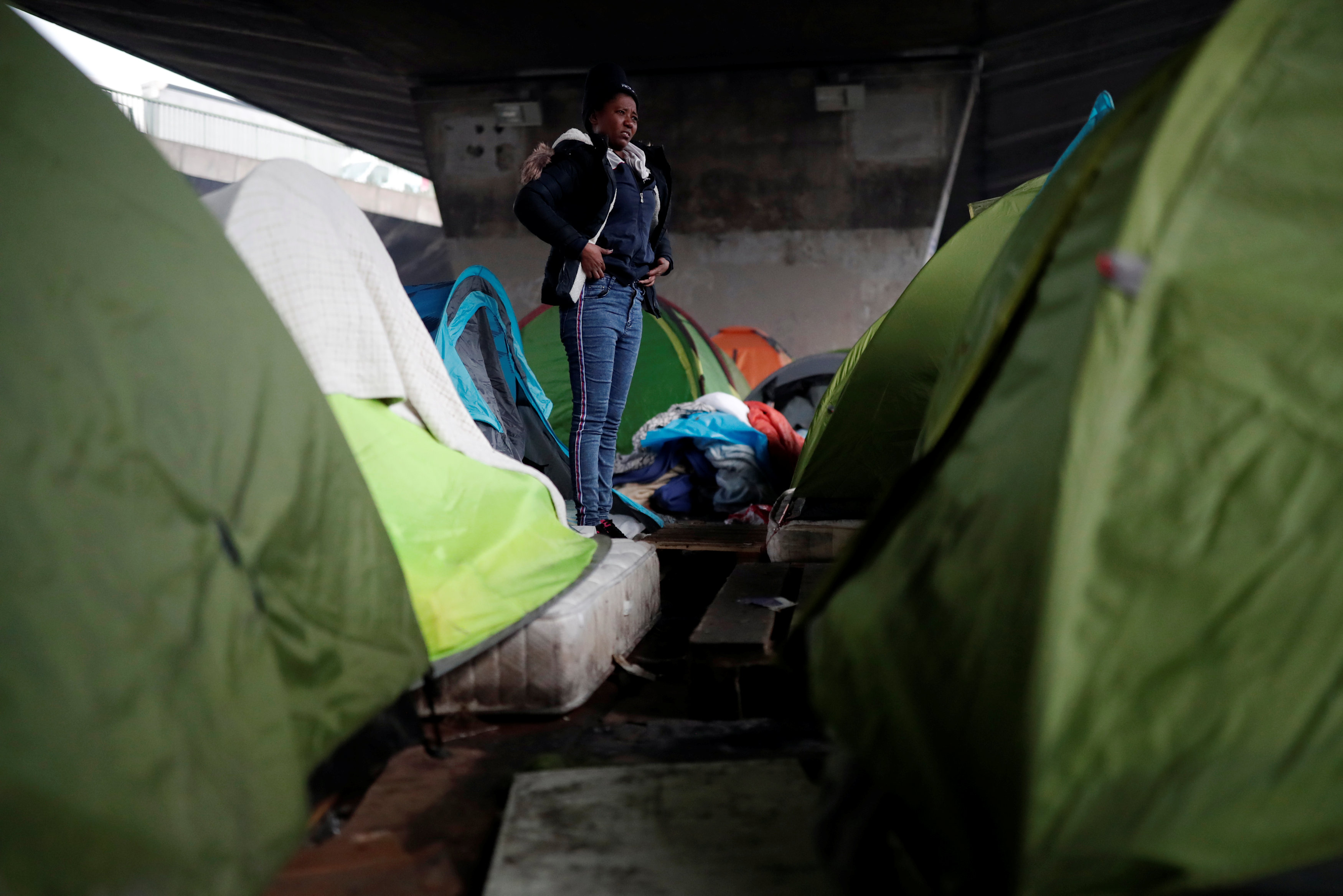 لاجئة تستعد للخروج من المخيمات