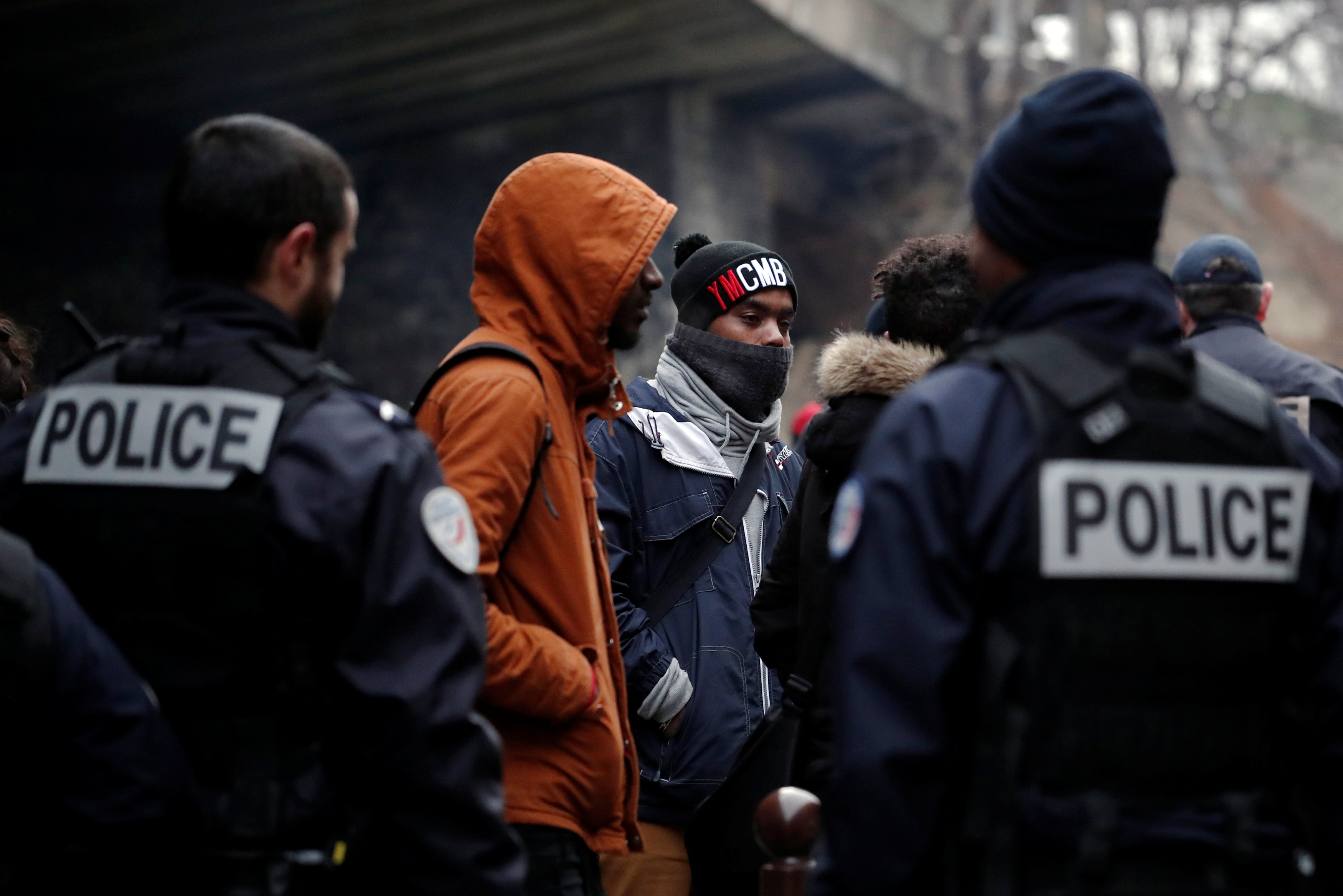 قوات الأمن الفرنسية تخلى احد المناطق من اللاجئين