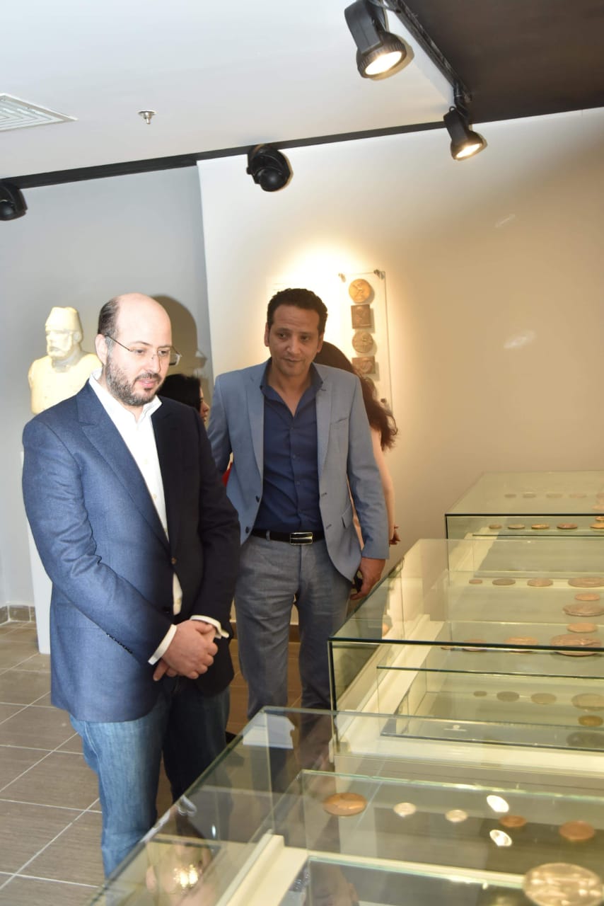 الأمير محمد على خلال زيارته لمجمع الفنون (5)