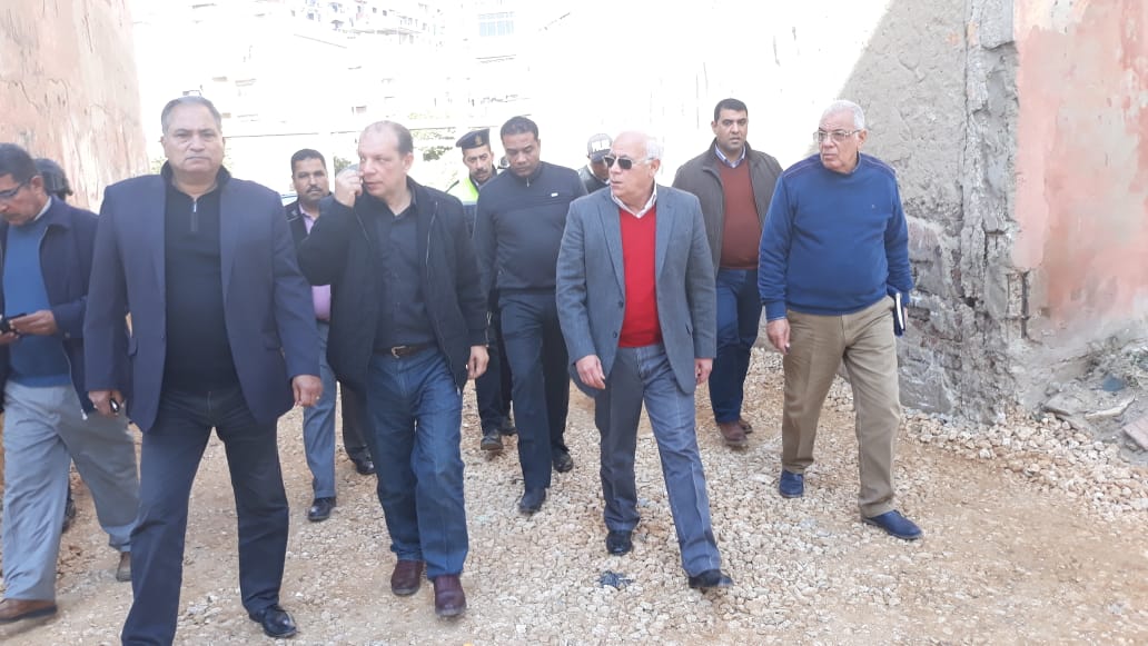 محافظ بورسعيد يتفقد أعمال رصف ورفع كفاءة المنطقة الثالثة (4)
