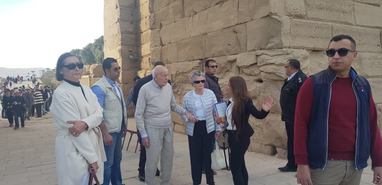 صور.. الرئيس الفرنسى الأسبق يزور آثار الأقصر فى رحلة سياحية  (3)