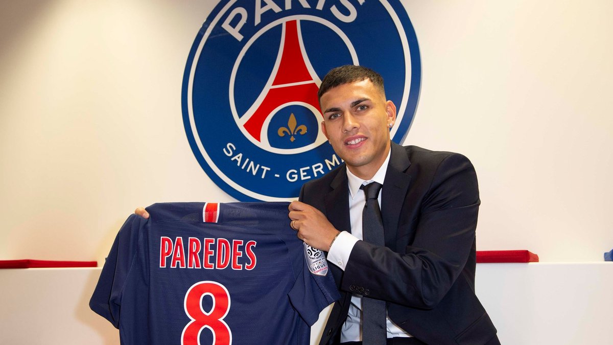 باريديس يحمل القميص رقم 8 مع باريس سان جيرمان