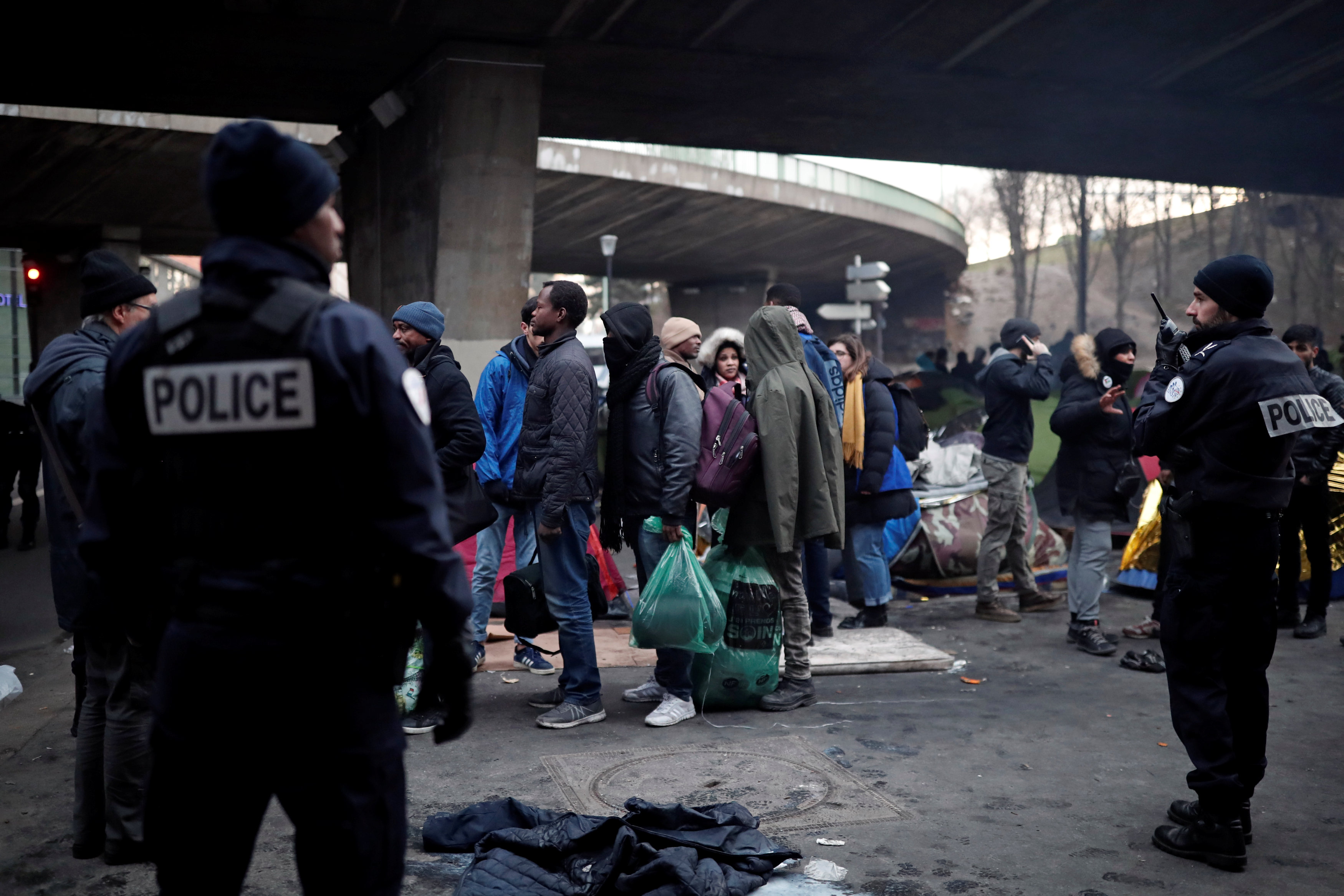 اللاجئون فى انتظار للانتقال من المنطقة التى يقطنونها فى باريس
