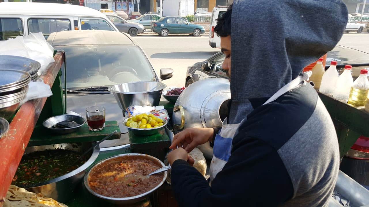عربة حسن أشهر عربات الفول (28)