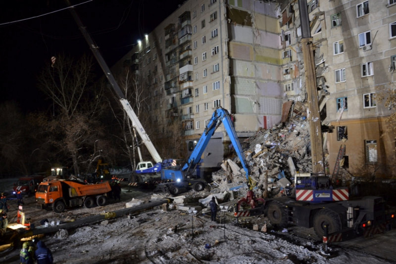 انهيار بناية سكنية جراء انفجار للغاز بروسيا (11)