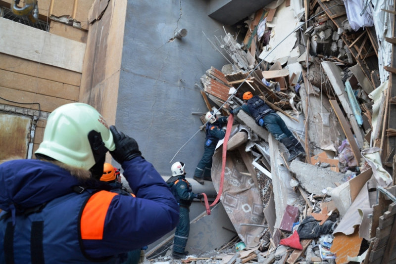 انهيار بناية سكنية جراء انفجار للغاز بروسيا (5)