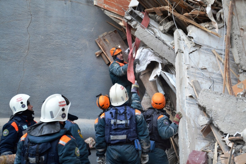 انهيار بناية سكنية جراء انفجار للغاز بروسيا (4)