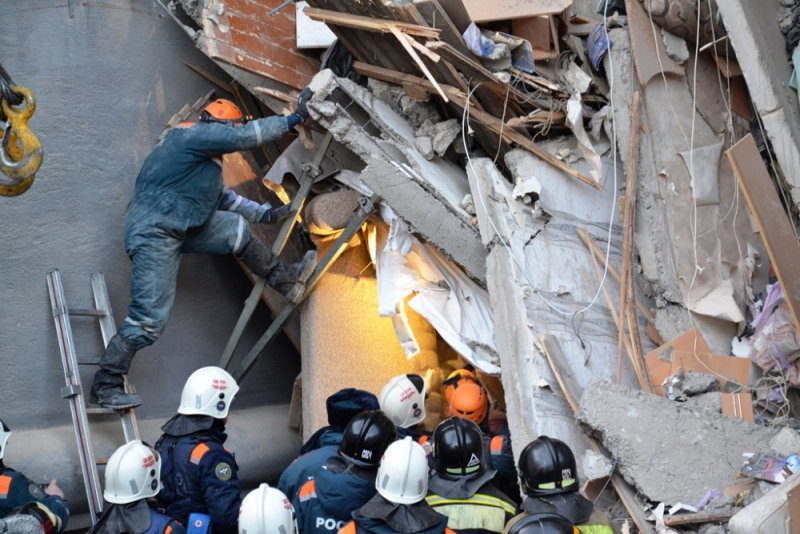 انهيار بناية سكنية جراء انفجار للغاز بروسيا (7)