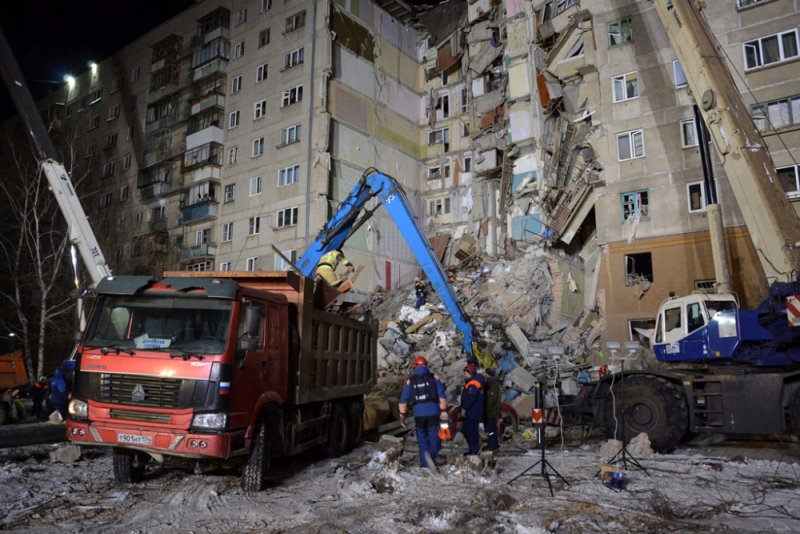 انهيار بناية سكنية جراء انفجار للغاز بروسيا (10)