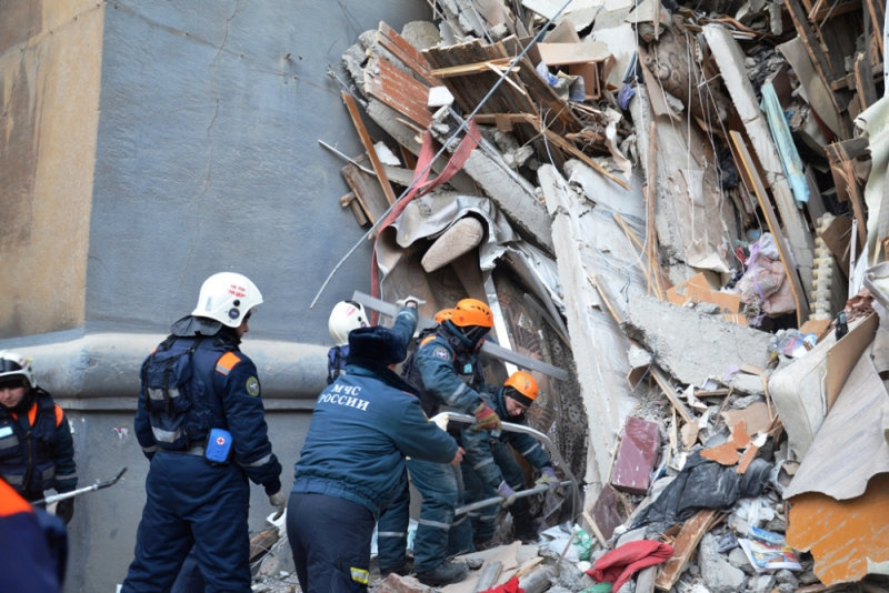انهيار بناية سكنية جراء انفجار للغاز بروسيا (8)