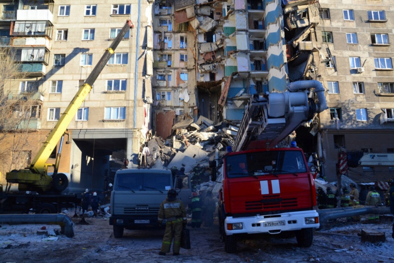 انهيار بناية سكنية جراء انفجار للغاز بروسيا (14)