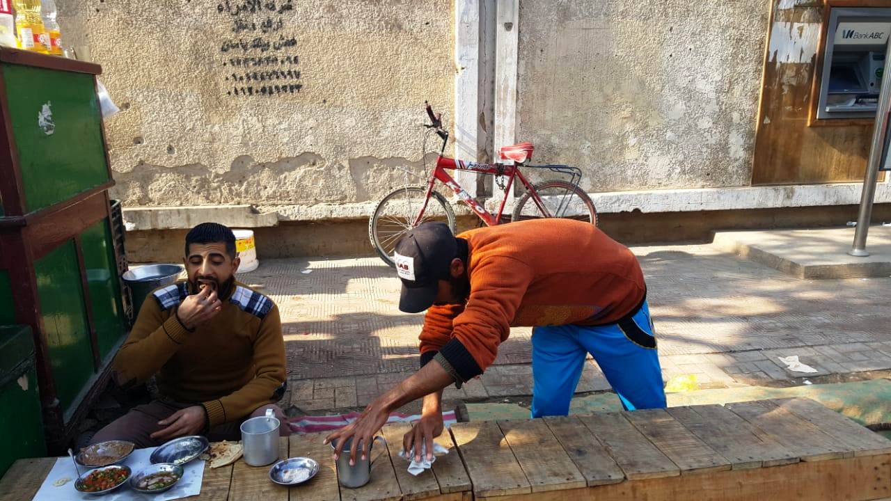 عربة حسن أشهر عربات الفول (24)