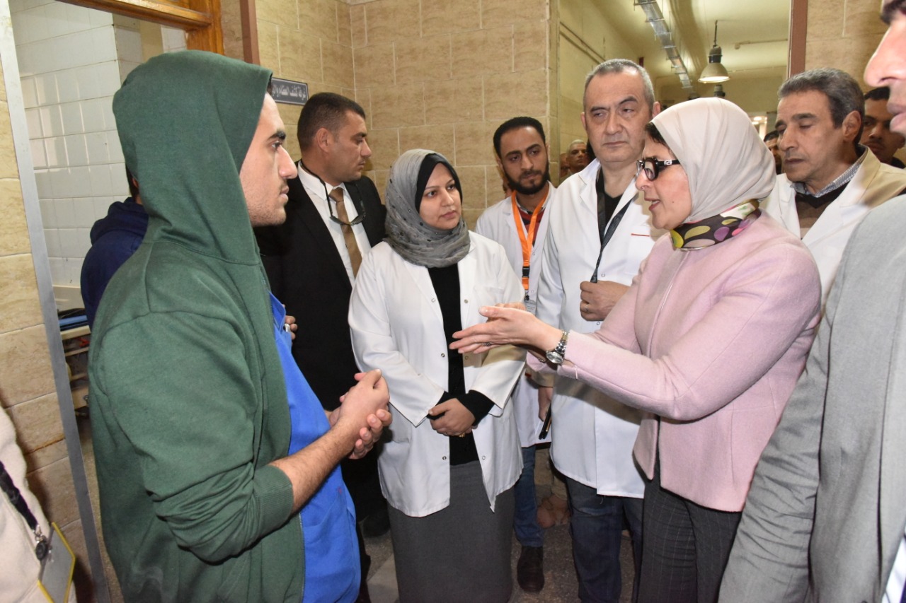 وزيرة الصحة أثناء جولتها بالمستشفى  (4)