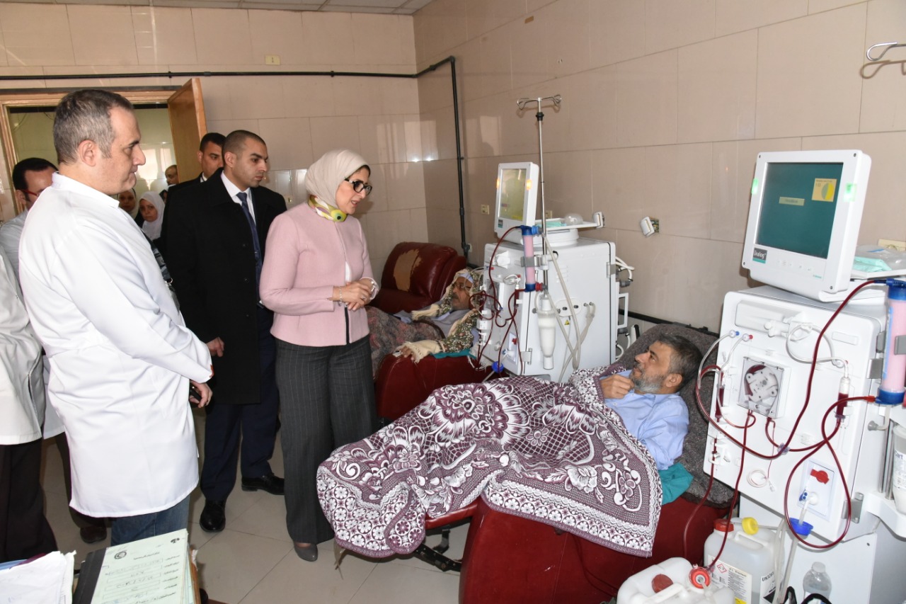 وزيرة الصحة أثناء جولتها بالمستشفى  (7)