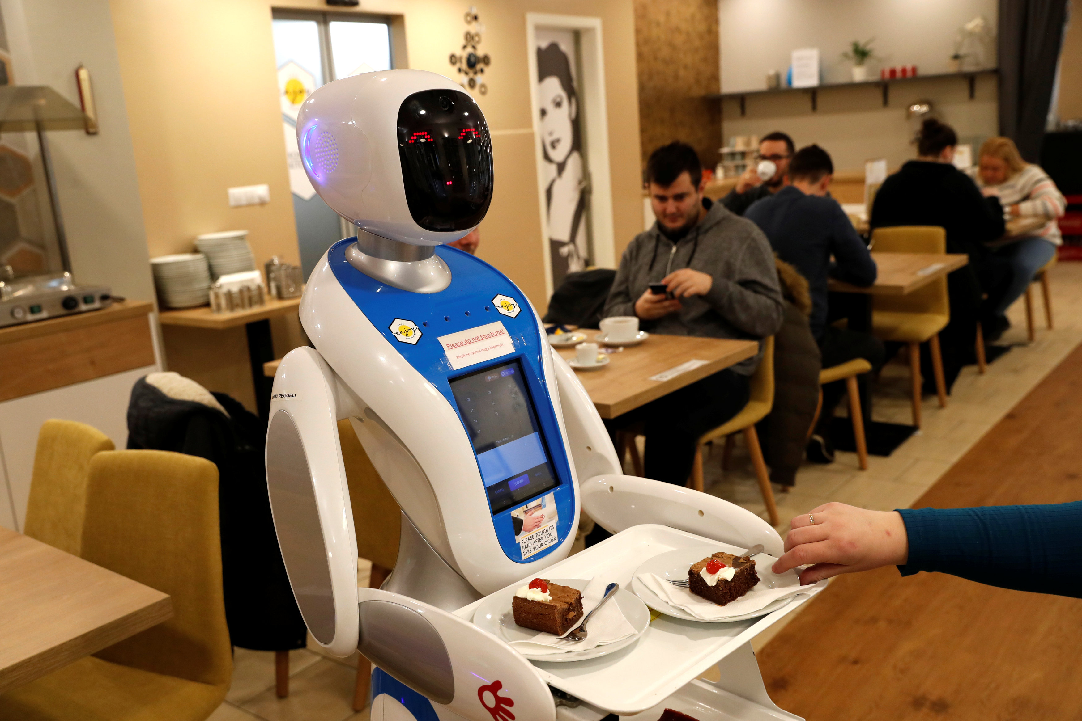 روبوت يقدم الحلوى