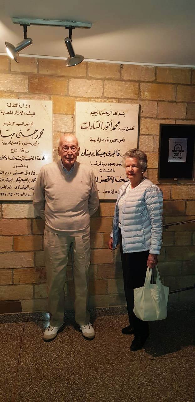 فاليرى جيسكار برفقة زوجته داخل متحف الأقصر