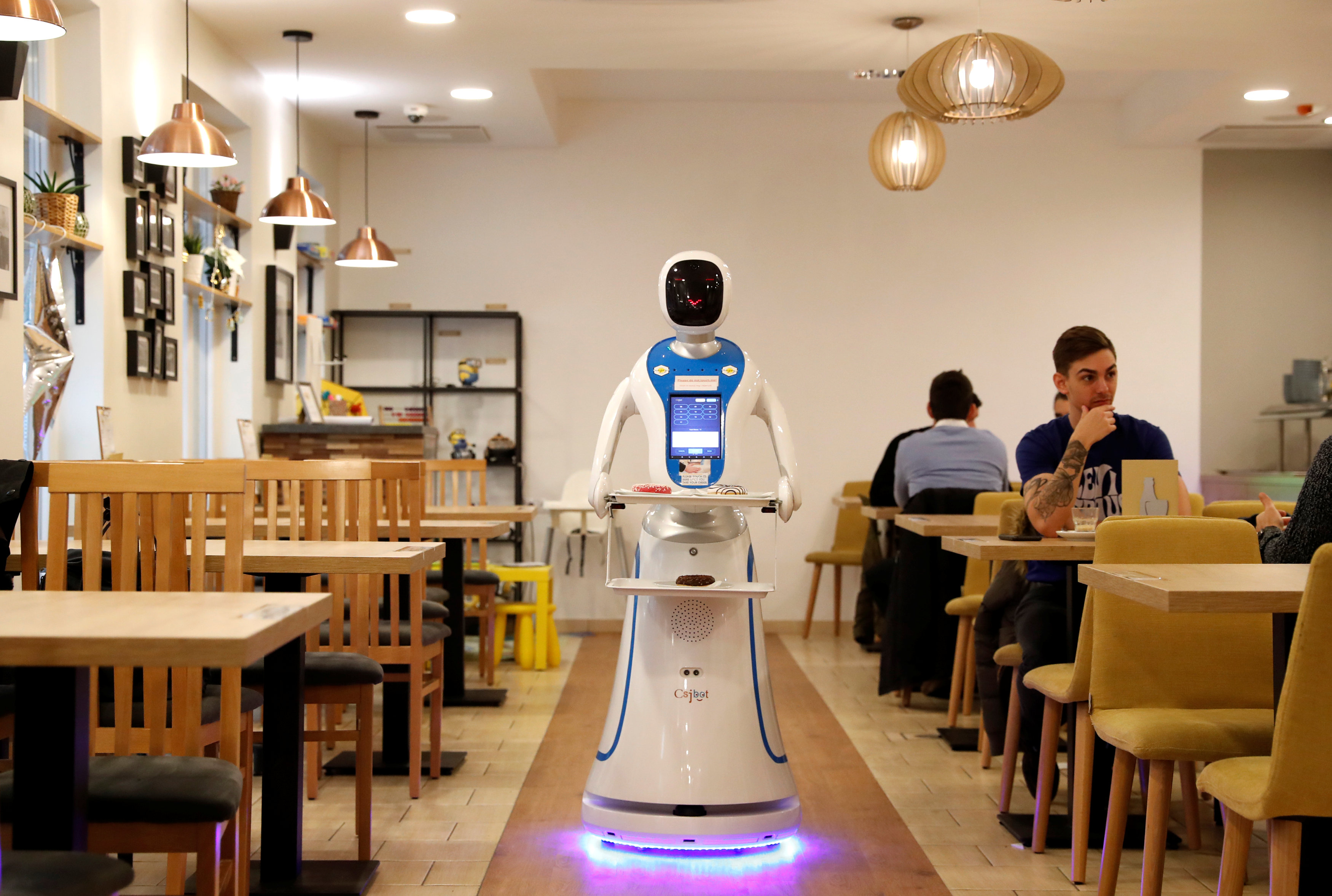 الروبوت داخل المقهى