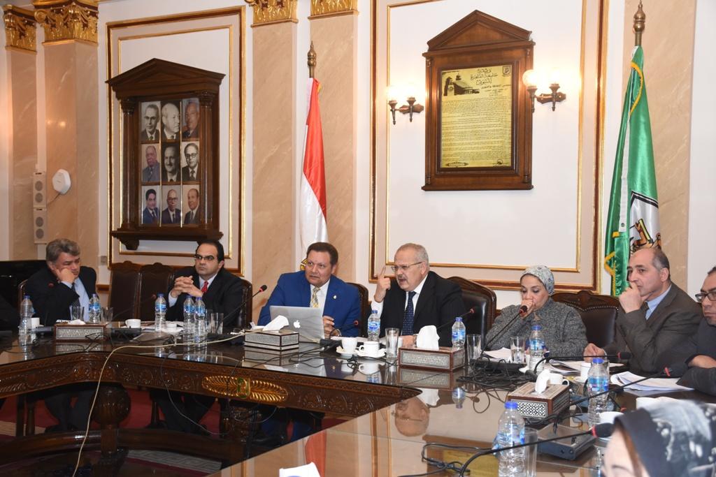 الدكتور محمد عثمان الخشت رئيس جامعة القاهرة أثناء الاجتماع (1)