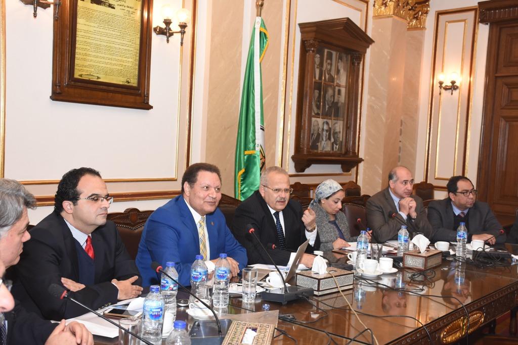 الدكتور محمد عثمان الخشت رئيس جامعة القاهرة أثناء الاجتماع (3)