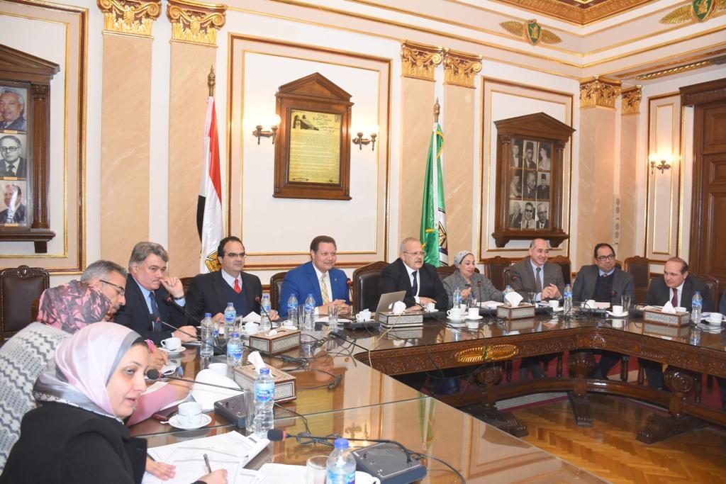 الدكتور محمد عثمان الخشت رئيس جامعة القاهرة أثناء الاجتماع (2)