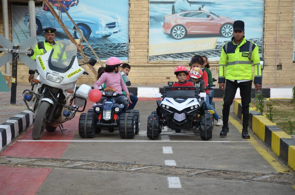 محافظ الإسماعيلية ومدير الأمن يفتتحان المدينة المرورية للأطفال  (1)