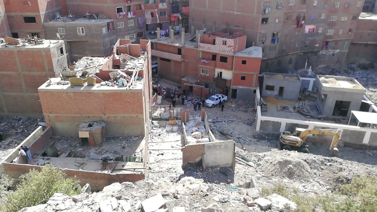 أجهزة محافظة القاهرة تزيل 15 عقارا بمحيط الصخرة المنهارة بمنشأة ناصر (7)