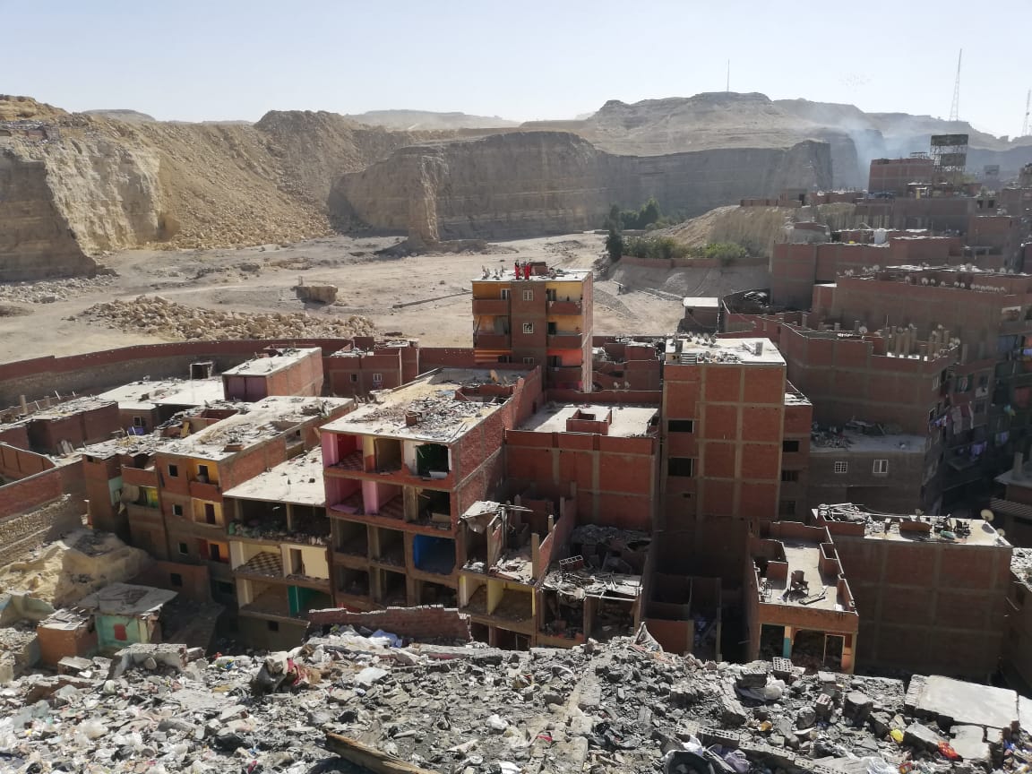 أجهزة محافظة القاهرة تزيل 15 عقارا بمحيط الصخرة المنهارة بمنشأة ناصر (4)