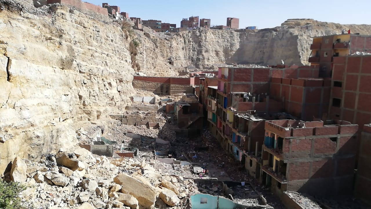 أجهزة محافظة القاهرة تزيل 15 عقارا بمحيط الصخرة المنهارة بمنشأة ناصر (3)