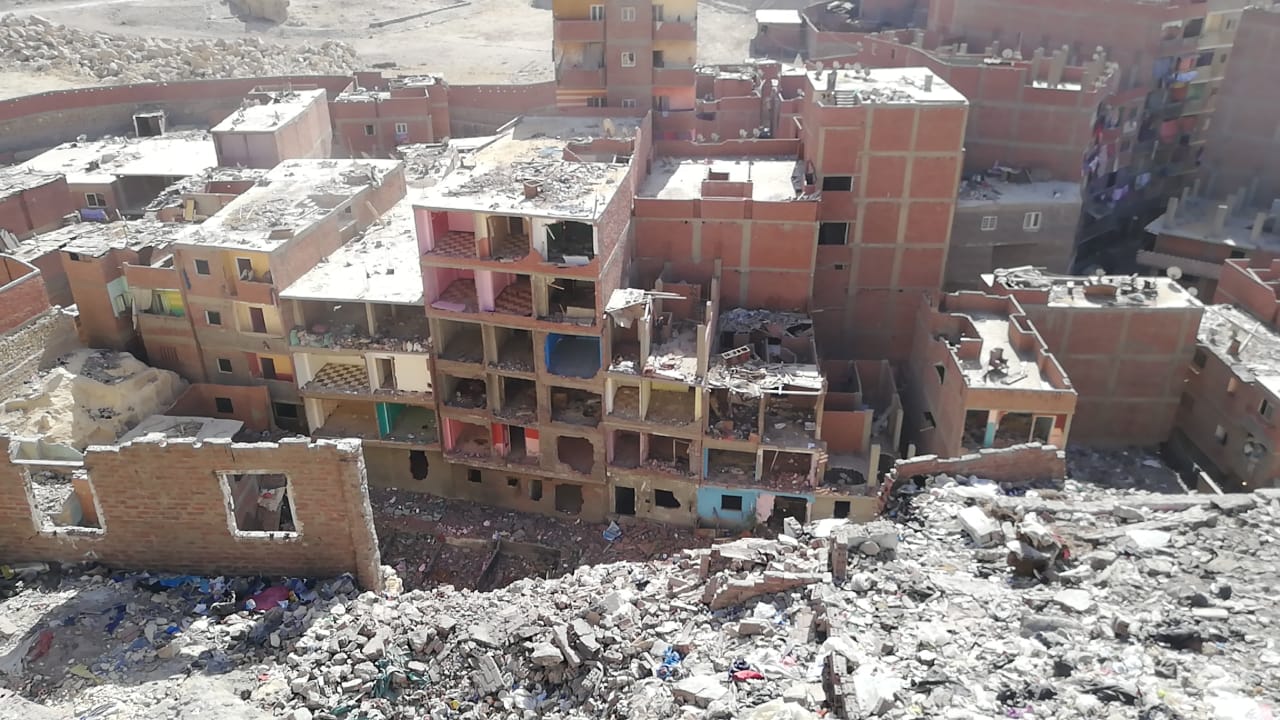 أجهزة محافظة القاهرة تزيل 15 عقارا بمحيط الصخرة المنهارة بمنشأة ناصر (2)