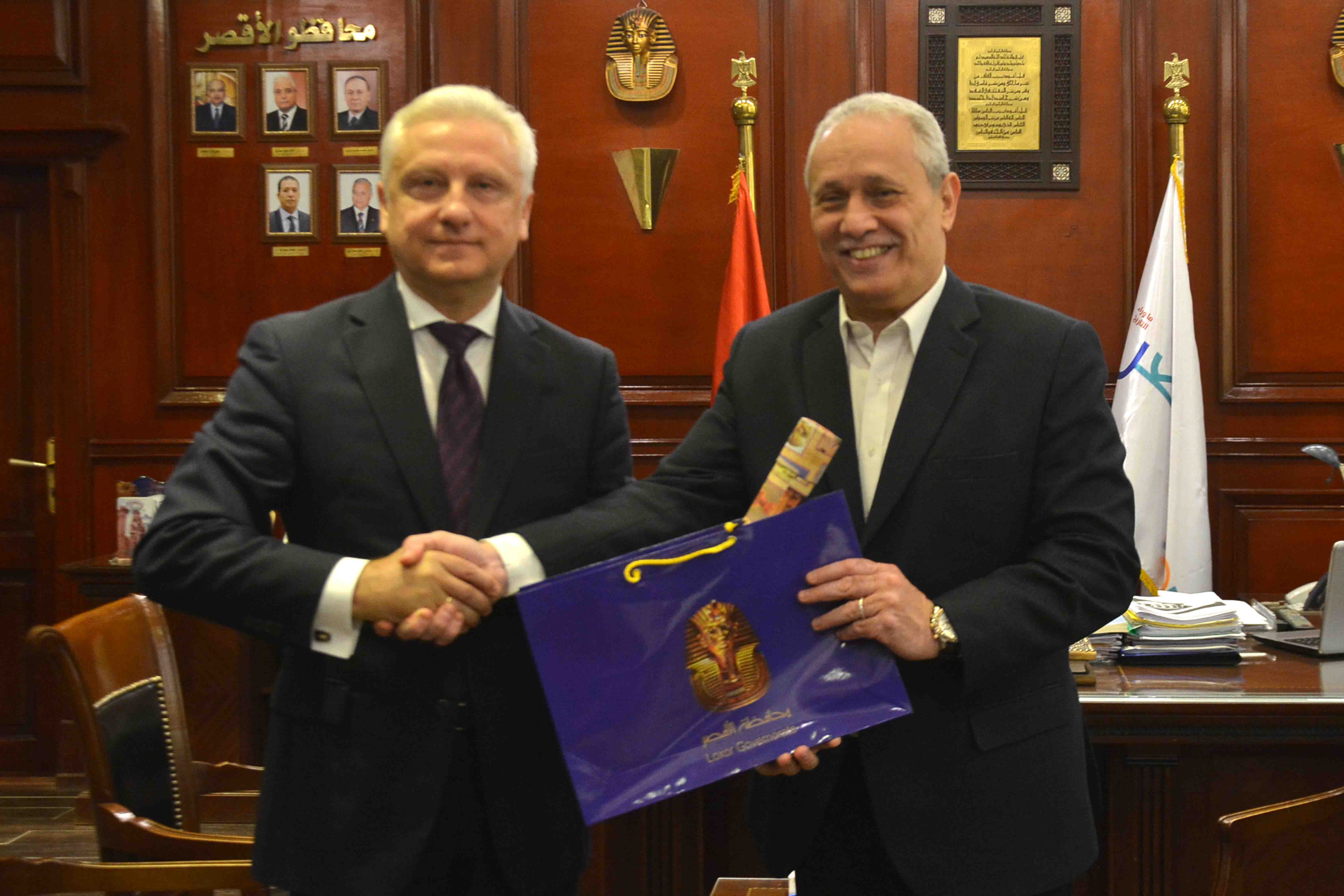 محافظ الأقصر يلتقي بسفير بيلاروسيا بالقاهرة لبحث التعاون المشترك (1)