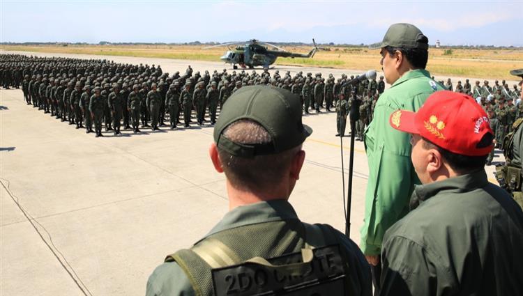 مادورو يخاطب الجنود أثناء حضوره مناورة عسكرية