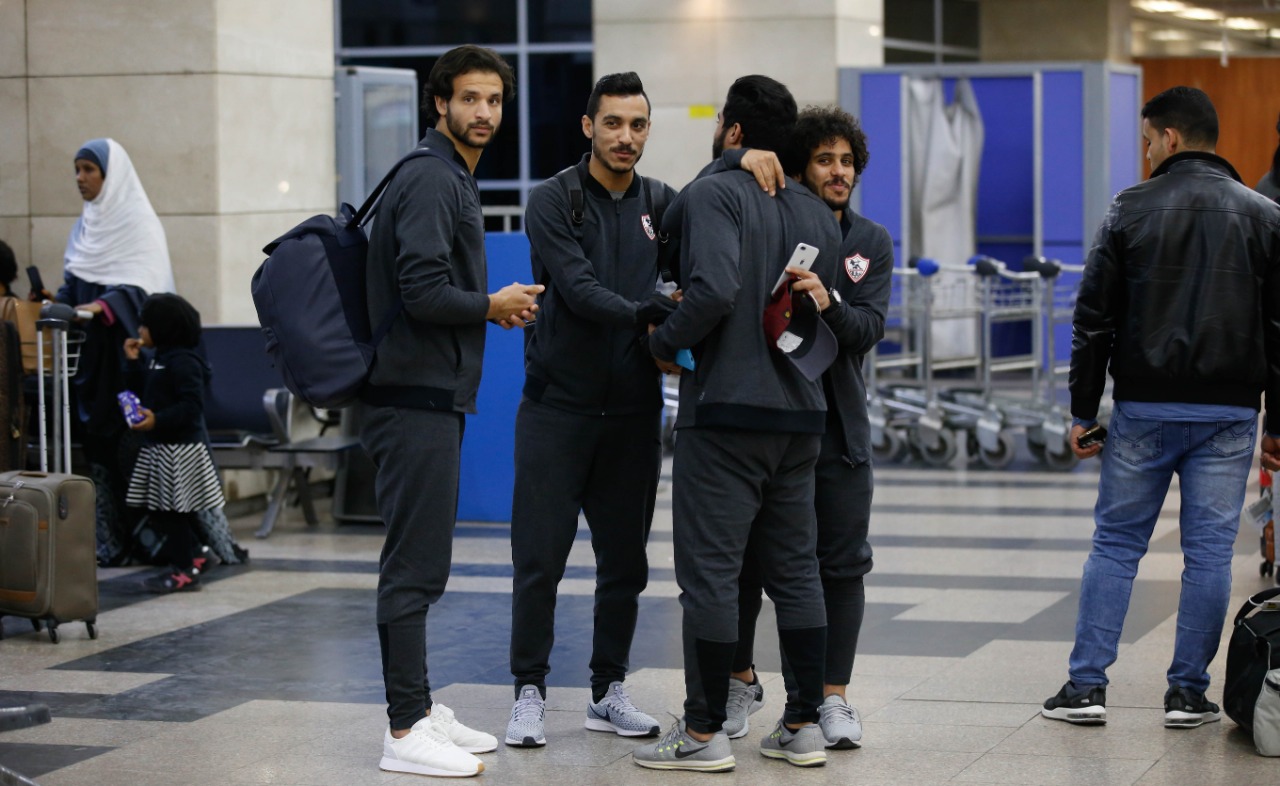 لاعبو الزمالك يصلون مطار القاهرة استعداداً للسفر لكينيا