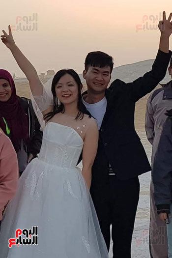عروسان من الصين يحتفلان بزفافهما بالصحراء البيضاء في الوادى الجديد