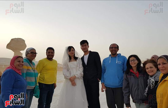 عروسان من الصين يحتفلان بزفافهما بالصحراء البيضاء في الوادى الجديد (2)