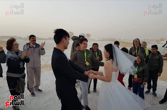 عروسان من الصين يحتفلان بزفافهما بالصحراء البيضاء في الوادى الجديد (3)